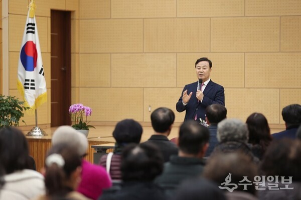 김성제 의왕시장은 오는 19일부터 27일까지 관내 6개 동을 순회하는 ‘2026년 새해 시정설명회’를 갖는다. 사진은 지난해 시정설명회. (사진=의왕시)