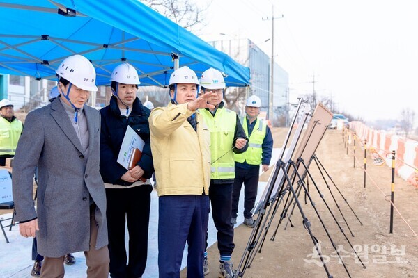 이권재 오산시장(왼쪽 세번째)이 경부선철도 횡단도로 개설공사 추진 현장을 방문, 공사 추진 상황에 대해 점검을 하고 있다. (사진=오산시)