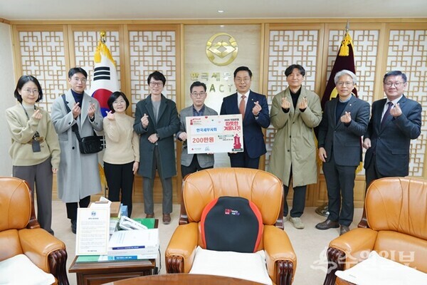 구재이 한국세무사회장(오른쪽 4번째)이 ‘2026 희망온돌 따뜻한 겨울나기 나눔 캠페인’을 벌인뒤 관계자들과 함께 기념촬영을 하고 있다. (사진=한국세무사회)