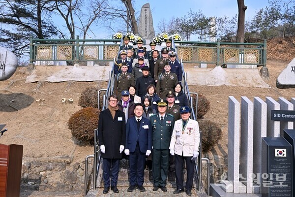 전진선 양평군수(앞줄 왼쪽 두번째)가  ‘제75주년 지평리전투 전승기념행사’를 가진 뒤 관계자들과 함께 기념촬영을 하고 있다. (사진=양평군)