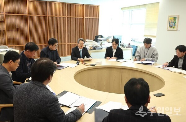 12일 오후 김동연 경기도지사가 특사경담당자 등 도실무진과 함께 부동산 투기 및 담합 특별대책회의를 하고 있다. (사진=경기도)