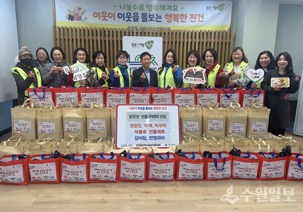 김학철 진건퇴계원행정복지센터장(가운데)·임정연 과장(왼쪽 세번째) 등이 설맞이 선물꾸러미를 전달한 뒤 기념촬영을 하고 있다. (사진=진건퇴계원행정복지센터)