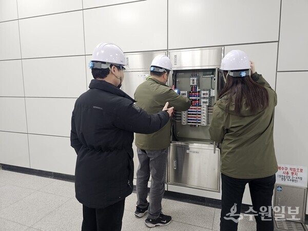 구리도시공사가 지하철 8호선 구리구간의 3개 역사(장자호수공원역, 구리역, 동구릉역)를 대상으로 특별 안전점검을 벌이고 있다. (사진=구리도시공사)
