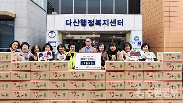 이기복 다산행정복지센터장(오른쪽 5번째)이 이웃사랑을 실천한 다산1동 생활개선회.골드생활개선회 회원들과 함께 기념촬영을 하고 있다. (사진=다산행정복지센터)