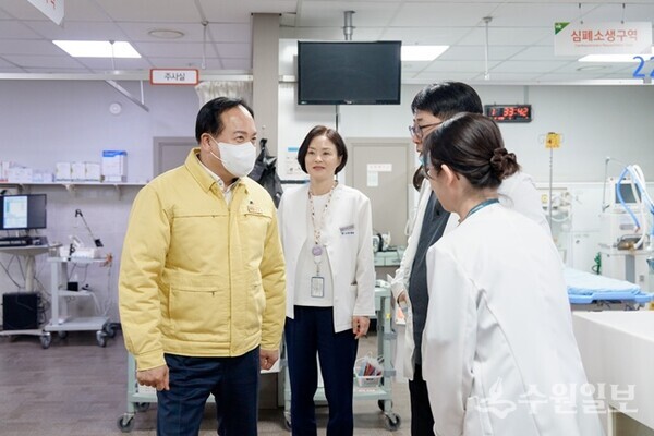 이권재 오산시장(왼쪽)이 지역응급의료센터인 오산한국병원을 방문해 응급실 운영 상황을 점검하고 있다. (사진=오산시)