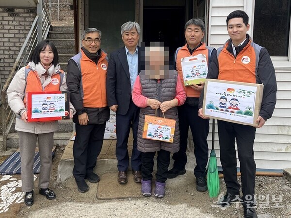 한국전력공사 경기북부본부가 관내 취약계층에게 성품을 전달한 뒤 관계자들과 함께 기념촬영을 하고 있다. (사진=가평군)