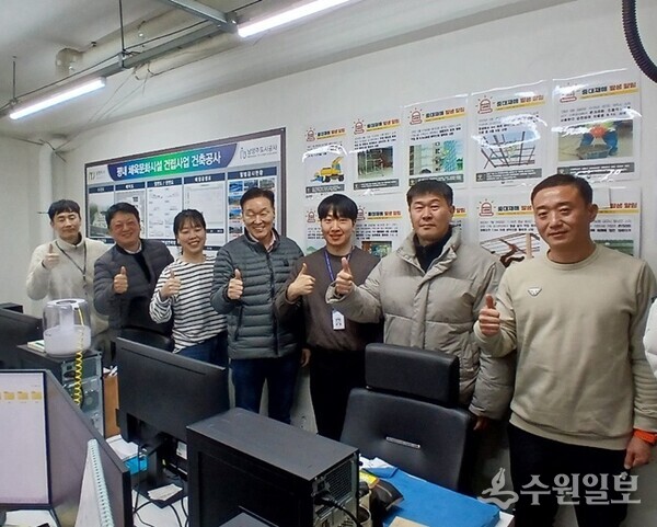 이계문 남양주도시공사 사장(가운데)이 평내체육문화센터 건립 현장을 방문해 현장 근로자들을 격려한 뒤 기념촬영을 하고 있다. (사진= 남양주도시공사)