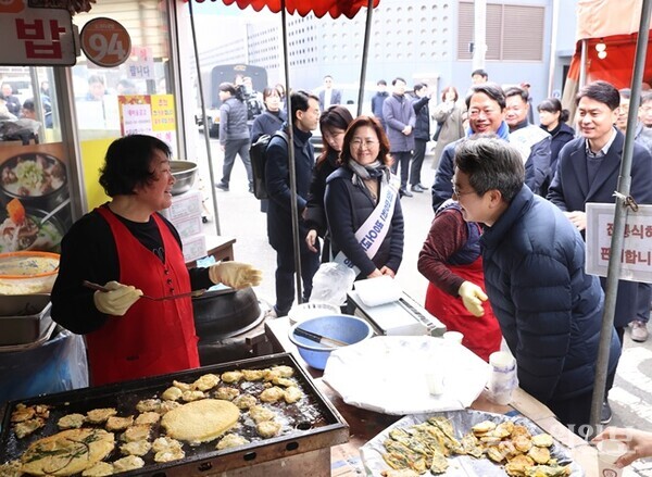 수원시 조원시장을 방문한 김동연 경기도지사(오른쪽)가 상인과 대화를 나누고 있다. (사진=경기도)