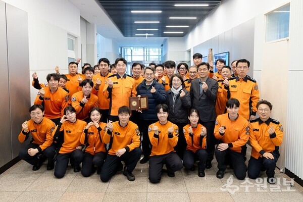 김동연 지사(가운데)가 수원남부소방서를 찾아 설 연휴 특별경계근무 중인 소방공무원들을 격려한 뒤 기념촬영을 하고 있다. (사진=경기도)