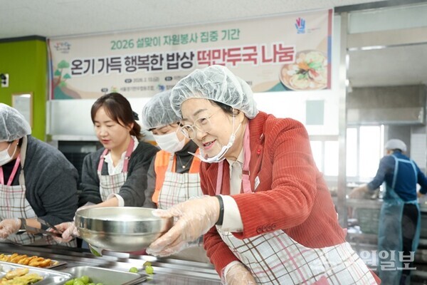 김경희 이천시 자원봉사센터 이사장이 봉사자들과 함께 이천시장애인재활근로작업장 배식 현장에서 배식 봉사를 하고 있다. (사진=이천시)