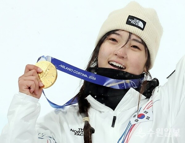 최가온 선수가 고난도 기술을 성공시키며 90.25점을 기록, 금메달을 목에 걸었다. (사진=양평군)