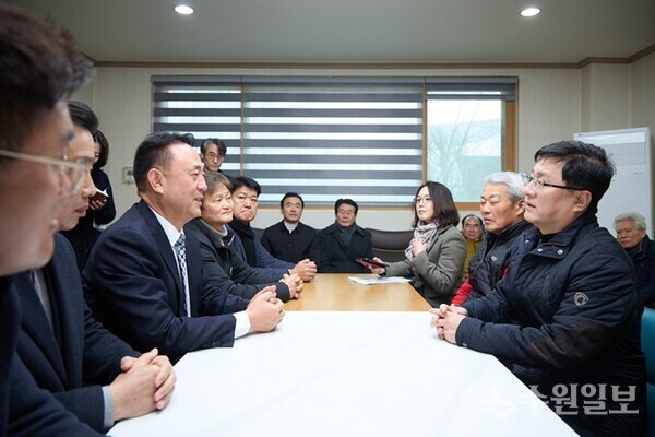 이충우 여주시장(왼쪽)이 김성환 기후에너지환경부 장관과 간담회를 갖고 있다. (사진=여주시)