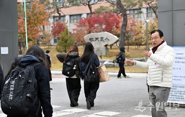 이현재 하남시장이 지난해 11월 13일 2026학년도 대학수학능력시험이 치러진 하남고를 방문해 수험생들을 격려하고 있다. (사진=하남시)