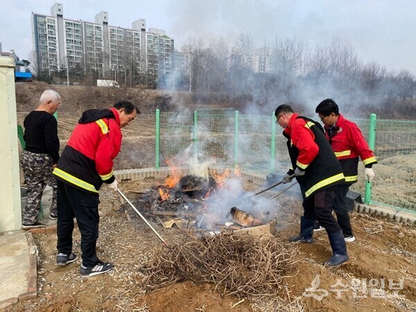 안성시 산림보호팀이 밭두렁 및 영농 부산물 소각행위를 단속하고 있다. (사진=안성시)