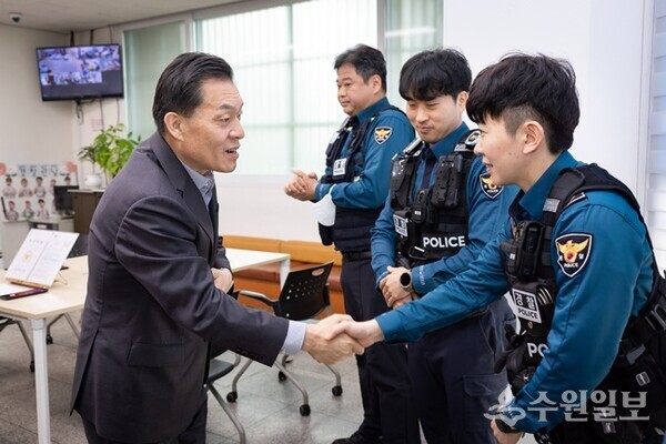 이재준 시장이 연무지구대를 방문, 근무 경찰들에게 감사인사를 하고 있다. (사진=수원시)
