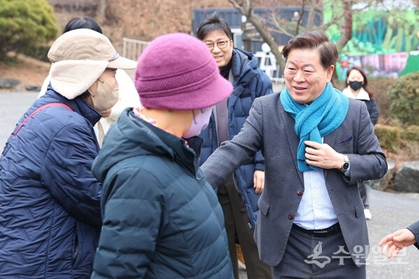 박승원 광명시장이 설 연휴 첫날인 14일 광명동굴을 찾은 방문객들과 인사를 나누고 있다. (사진=광명시)