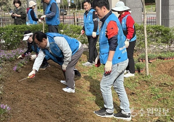 이현재 시장(정면)이 2025년 4월,스타힐스 에코 플로깅 단체와 미사8단지 인근 도로변에서 도로 정화 활동을 펼치고 있다. (사진=하남시)