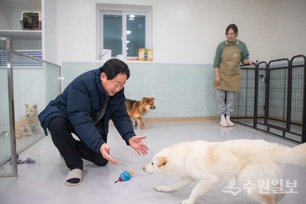 주광덕 남양주시장이 동물보호센터를 방문해 운영 현황을 살피고 있다. (사진=남양주시)