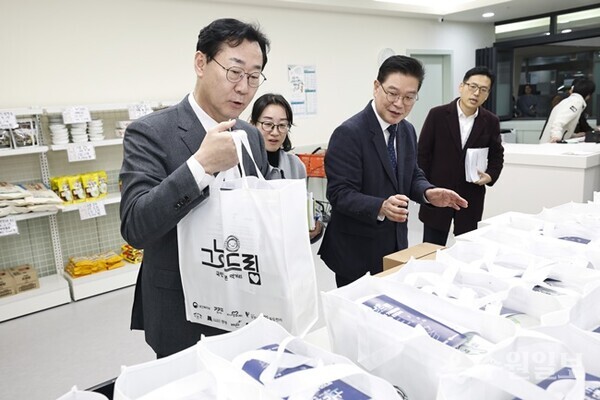 정명근 화성특례시장이 그냥드림 사업장에서 지급하는 품목들을 확인하고 있다. (사진=화성시)
