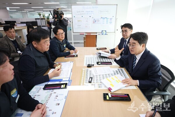 20일 오전 김동연 경기도지사(오른쪽 첫번째)는 최근 하남 등지에서 일어난 집값 담합 행위를 적발한 도청사 15층 ‘부동산 불법행위 수사 T/F’ 사무실을 찾아 긴급 대책회의를 주재하고 있다. (사진=경기도)
