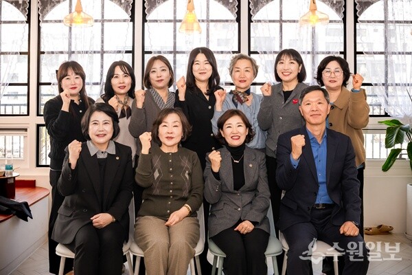 이경숙 남양주시의회 복지환경위원회 위원장(앞줄 오른쪽 두번째)이 남양주시어린이집연합회 임원진과 간담회를 가진 뒤 기념촬영을 하고 있다. (사진=남양주시의회)
