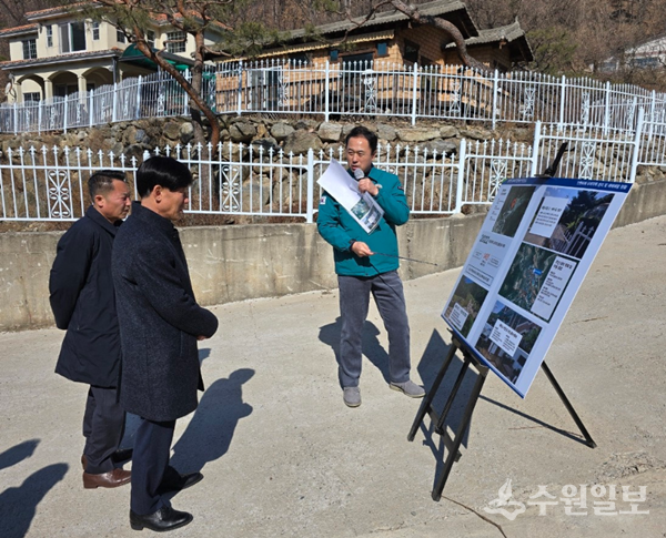 김광덕 여주시 부시장(왼쪽 첫번째)이 산북면 주어리 솔빛마을 현장을 방문, 시민안전과 관계자로부터 현장상황을 보고 받고 있다. (사진=여주시)