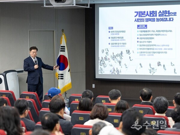 박승원 광명시장이 21일 평생학습원에서 열린 '2026년 시민과의 대화-토요일에 만나요!'에 참석한 시민들과 소통하고 있다. (사진=광명시)
