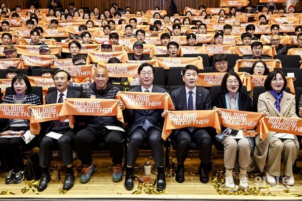 정명근 화성특례시장(가운데)과 차두리 감독(가운데 왼쪽), 시민들이 함께 화성FC의 새 시즌을 응원하고 있다. (사진=화성시)
