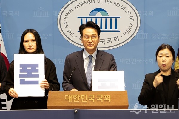 안민석 경기도교육감 예비후보가 23일 국회소통관에서 ‘스마트폰 프리 학교’ 실현을 위한 기자회견을 하고 있다. (사진=안민석 경기도교육감 예비후보 ‘안심캠프)