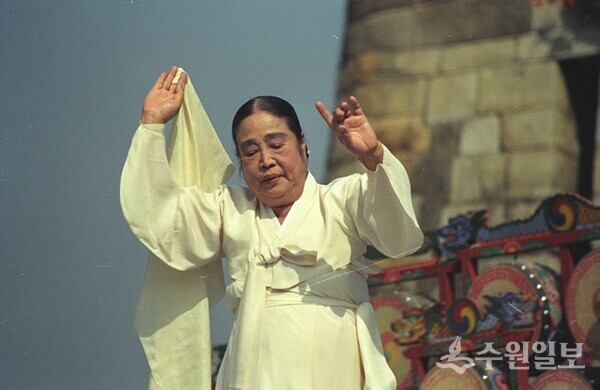 세상을 떠나기 1년 전 쯤인 1999년 무대에 선 정경파 선생. (사진=이용창 화성연구회 이사)