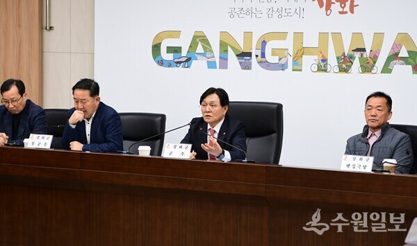 박용철 강화군수(오른쪽 두번째)가 '다송천 물고기 집단 폐사 조사 용역 착수보고회'를 주재하고 있다. (사진=강화군)