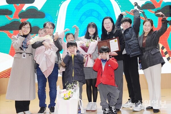 지난 2월2일 수원시 2월의 만남 행사에서 ‘출생 친화 분위기 조성 유공 표창’을 받은 시민 6남매 엄마 이혜련씨(오른쪽 세 번째) 가족과 수원시 관계자가 기념촬영을 하고 있다.(사진=수원시)