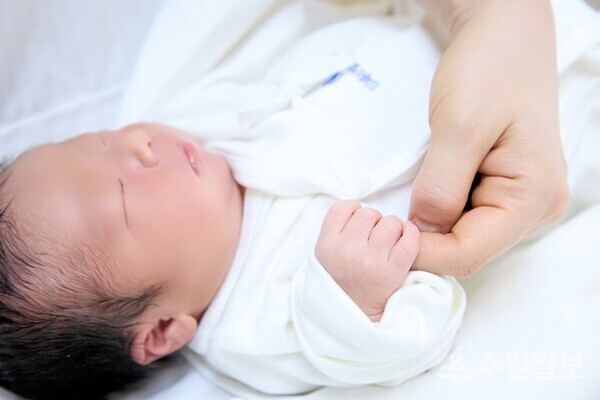 산모가 신생아와 교감하고 있다.(사진=쉬즈메디병원 제공)