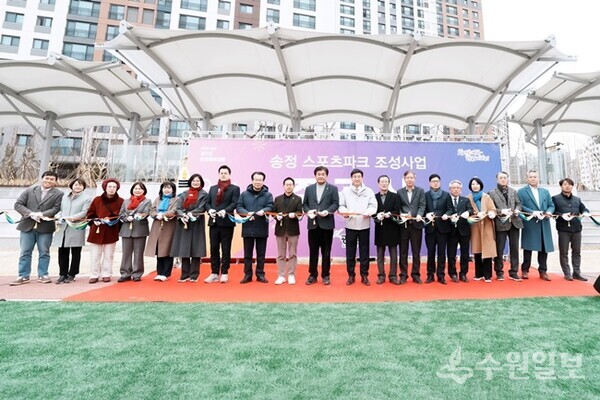 방세환 시장(오른쪽 9번째)이 내빈들과 함께 탄벌동 송정 스포츠파크 준공식에서 테이프 커팅식을 갖고 있다. (사진=광주시)