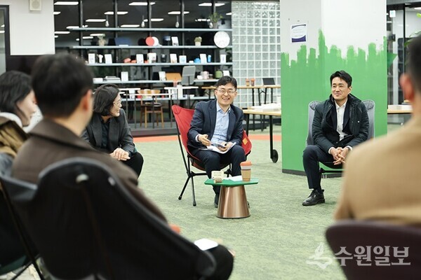 24일 판교 스타트업캠퍼스 내 창업라운지에서 개최된 ‘글로벌 진출 성과공유 및 간담회’에서 김현곤 경과원장(정면 가운데)과 CES 2026 및 UKF 참가기업이 글로벌 전시와 IR, 투자 연계 과정에서 거둔 성과를 공유하는 자리를 갖고 있다. (사진=경과원)