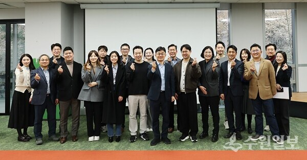 4일 판교 스타트업캠퍼스 내 창업라운지에서 개최된 ‘글로벌 진출 성과공유 및 간담회’에서 김현곤 경과원장과 판교테크노밸리 관리사업 참여기업 대표들이 기념 촬영을 하고 있다. (사진=경과원)