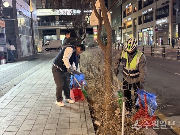 이현재 하남시장(왼쪽)이 미사문화거리에서 시 소속 환경공무관들과 함께 빗자루를 들고 야간 청소 정화 활동을 펼치고 있다. (사진=하남시)