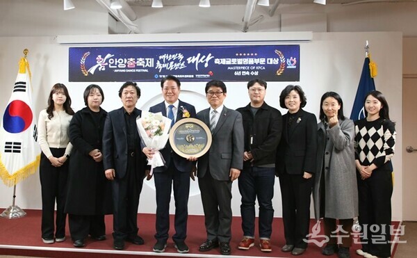 최대호 안양시장(왼쪽 네번째)이 시청 접견실에서 가진 전수식에서 관계자들과 함게 기념촬영을 하고 있다.  (사진=안양시)