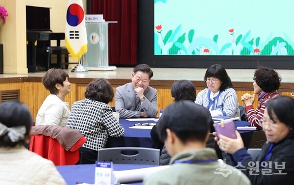 박승원 광명시장이 25일 오후 시청 대회의실에서 열린 ‘2026년 지역 회복력 증진을 위한 시민 토론회’에 참석한 시민들과 소통하고 있다. (사진=광명시)