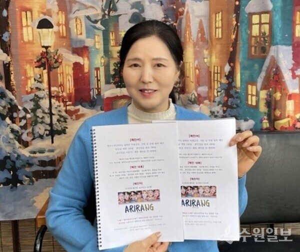 우리말 지킴이 ‘해사한’ 강순예 작가가 하이브에 보내는 제안서를 들고 있다. (사진=강순예 작가)