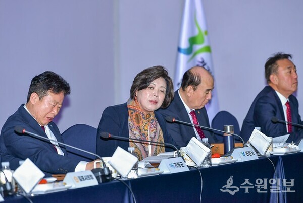 신계용 과천시장(왼쪽 두번째)이 경기도시장군수협의회에서 발언하고 있다. (사진=과천시)