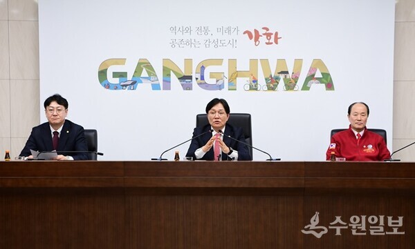 박용철 강화군수(가운데)가 기자회견을 가지면서 강화연결 전철 신설을 강력히 촉구하고 있다. (사진=강화군)