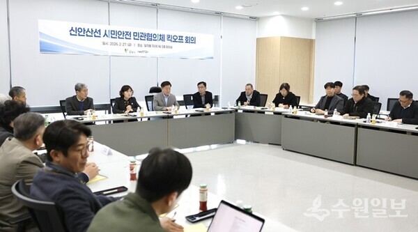 박승원 광명시장이 27일 오후 일직동 자이타워 에이(A)동 3층 회의실에서 열린 ‘신안산선 시민안전민관협의체’ 첫 회의에 참석해 발언하고 있다. (사진=광명시)