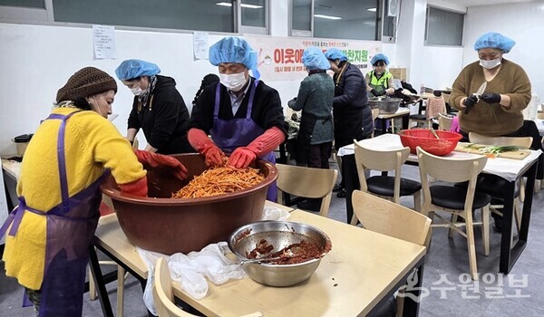 남양주시 진건·퇴계원행정복지센터 ‘이웃애(愛)돌봄단' 단원들이 관내 영양 취약계층에 전달할 반친을 만들고 있다. (사진= 진건·퇴계원행정복지센터)