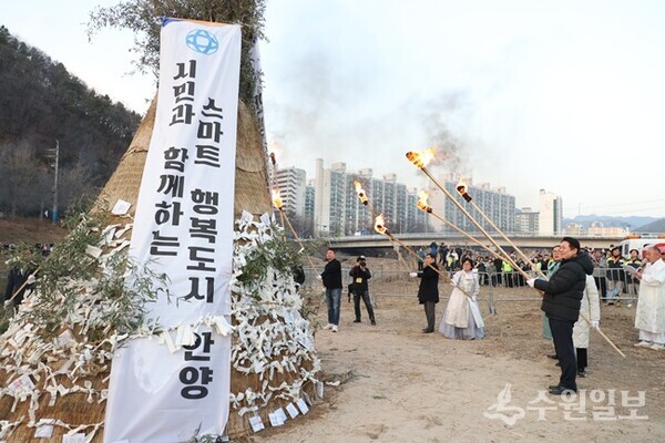 안양시가 ‘안양만안답교놀이 및 정월대보름 달맞이 축제’를 갖고 있다. (사진=안양시)