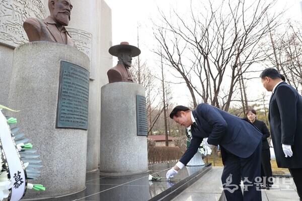 최대호 안양시장이 1일 동안구 갈산동 자유공원 내 보훈광장의 애국지사 기념상을 방문해 헌화 참배하고 있다. (사진=안양시)