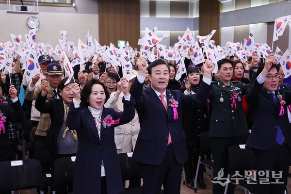 김성제 의왕시장(가운데)이 '제107주년 3·1절 기념식'에서 내빈.시민들과 함께 만세삼창을 하고 있다. (사진=의왕시)