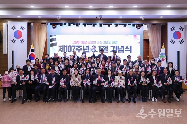 '제107주년 3·1절 기념식'이 끝난 뒤 김성제 시장(앞줄 오른쪽 8번쨰)을 비롯, 내빈.시민들이 함께 기념촬영을 하고 있다. (사진=의왕시)