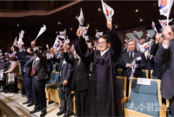 제107주년 3·1절 기념식에서 김동연 경기도지사와 참석자들이 만세삼창을 하고 있다. (사진=경기도)