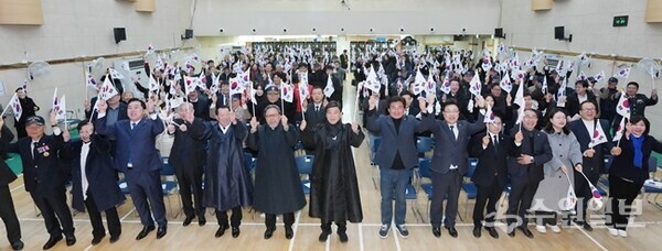방세환 광주시장(왼쪽 7번째)이 제107주년 3·1절을 맞아 독립유공자, 유족 등과 함께 기념행사를 하고 있다. (사진=광주시)